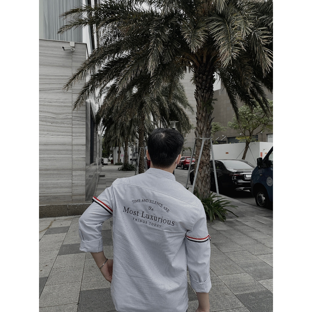 Áo sơ mi Oxford phối viền tay áo và hình thêu sau lưng trẻ trung - dễ mang hằng ngày