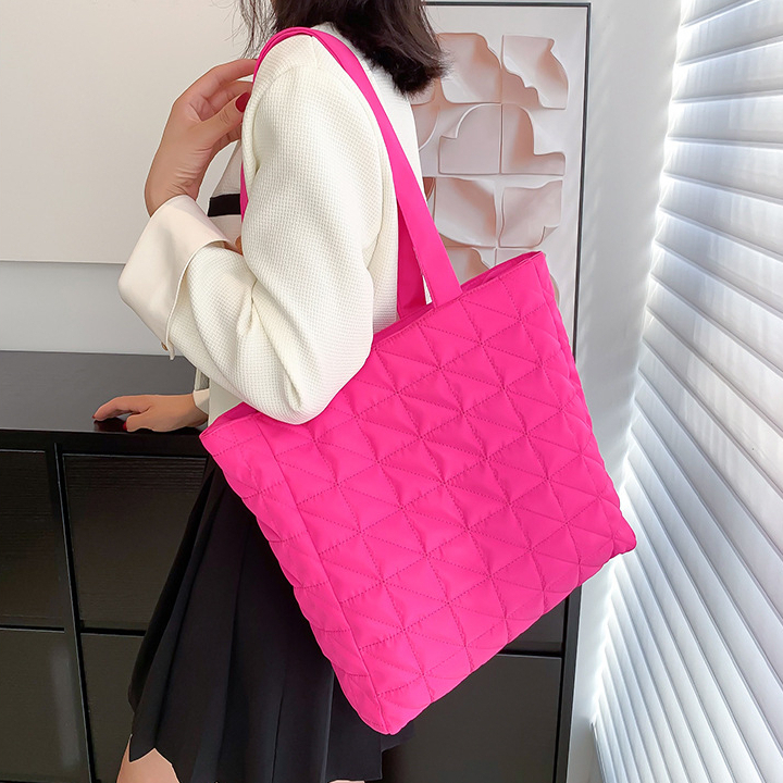 Túi tote vải phao may chéo tam giác đeo vai chần bông