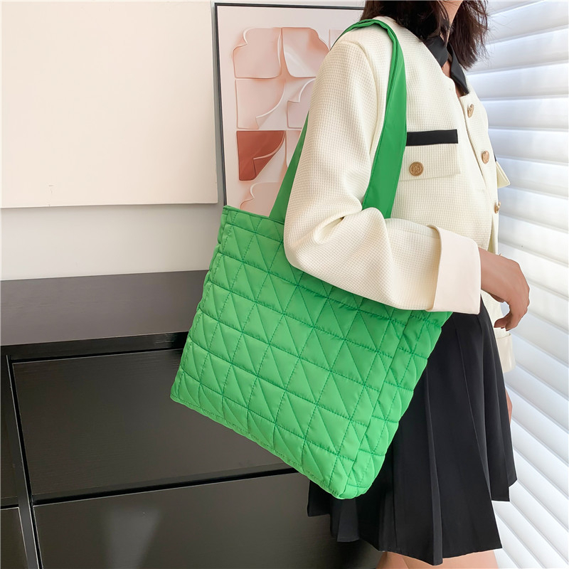 Túi tote vải phao may chéo tam giác đeo vai chần bông