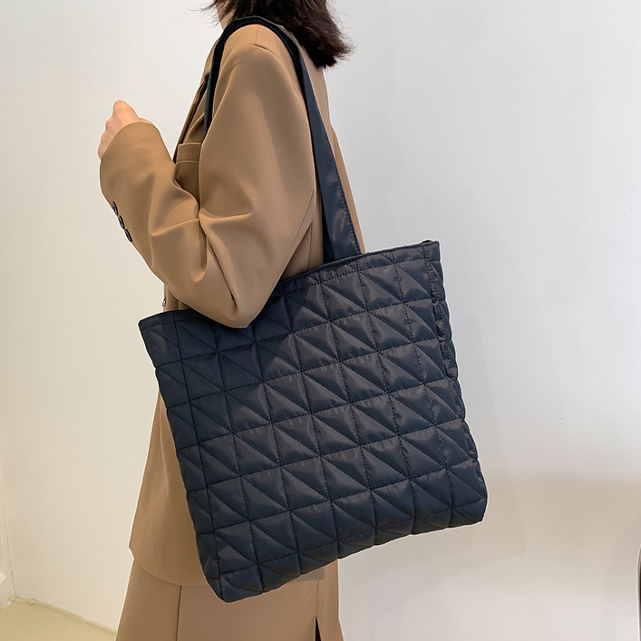 Túi tote vải phao may chéo tam giác đeo vai chần bông