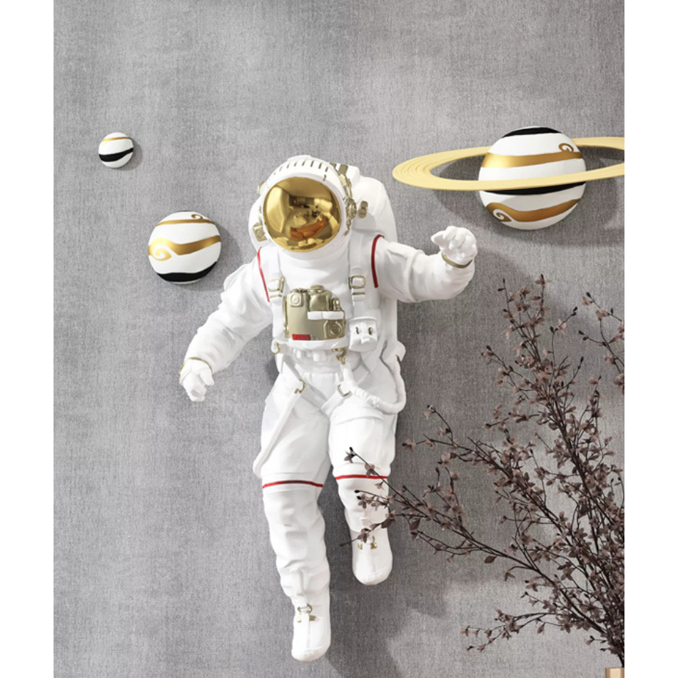 Mô hình decor trang trí tượng phi hành gia cầm bóng vàng treo tường cao cấp - 58cm