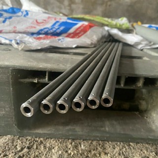 Ống thép đúc dẫn dầu f12 lỗ trong 6.4 dài 90cm đã khoan lỗ gắn sẵn nam châm