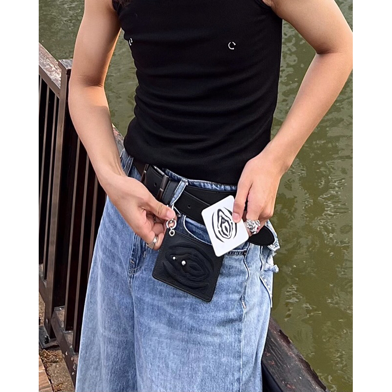 Ví đựng thẻ hoạ tiết thêu đính khuyên.