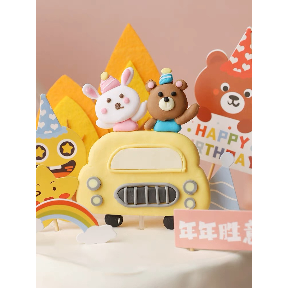 Trang trí gốm mềm gấu + thỏ lái xe oto màu vàng