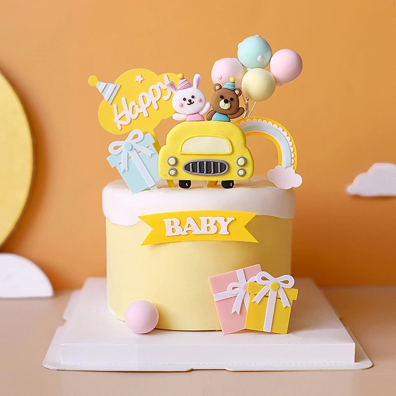 Trang trí gốm mềm gấu + thỏ lái xe oto màu vàng