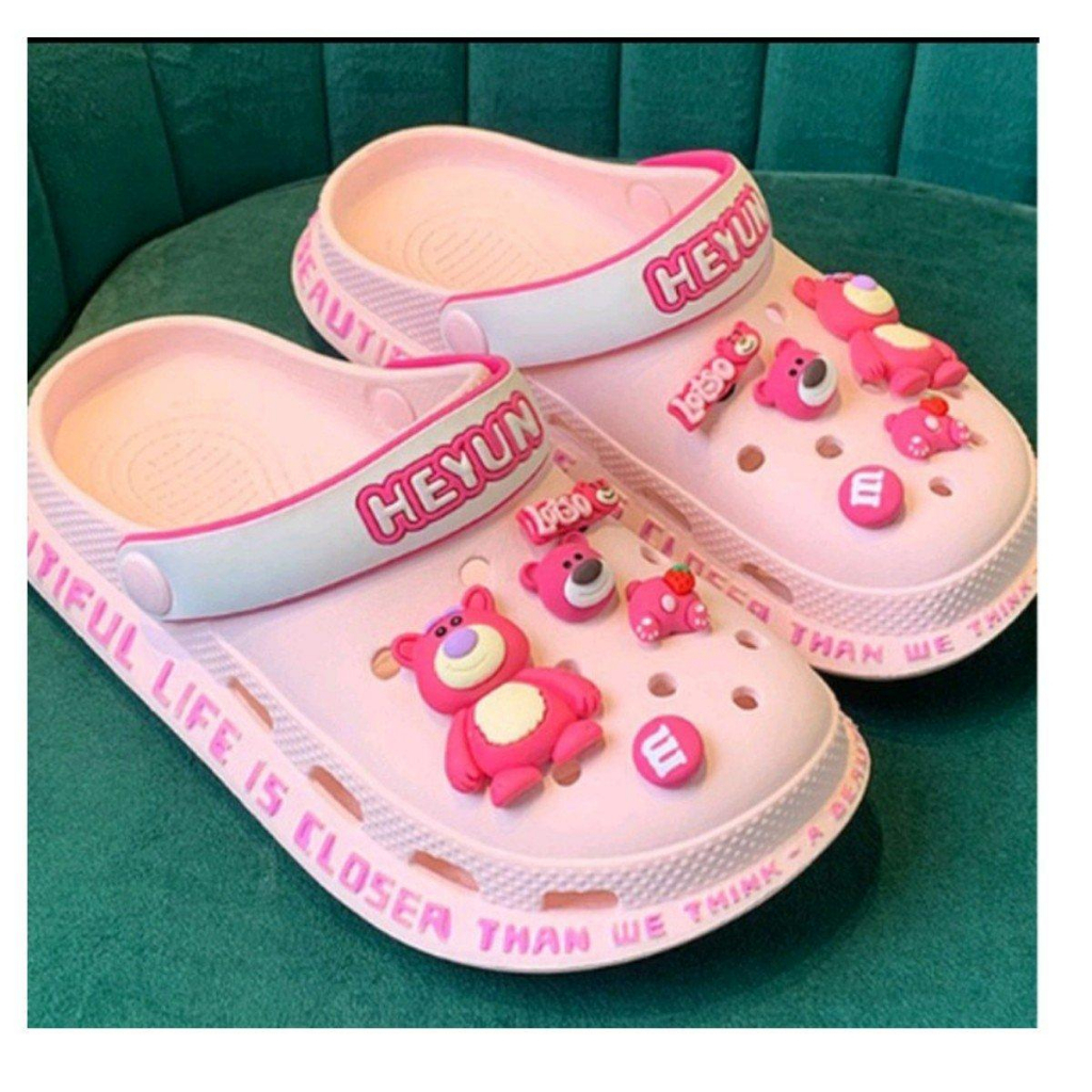 Dép Cross Kèm Sticker Gấu Dâu