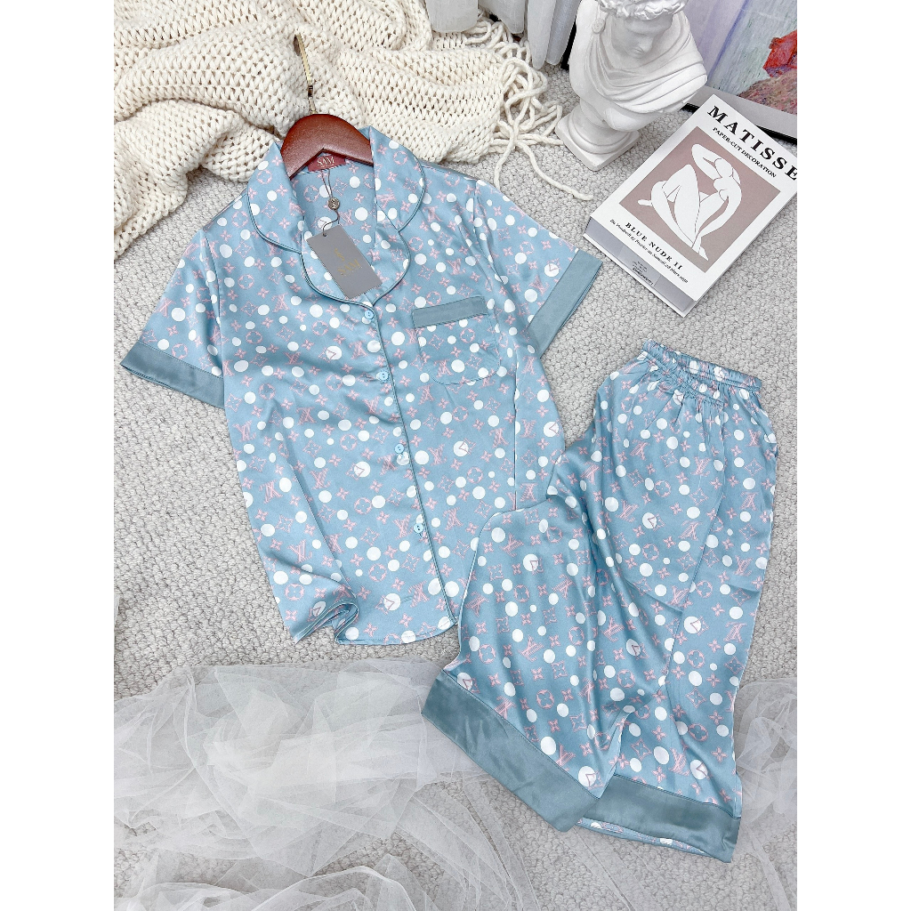 Bộ đồ mặc nhà Sam cao cấp dáng áo cộc quần ngố hoa tiết sang chảnh độc đáo, chất lụa Latin mềm mịn nhẹ nhàng thoáng mát