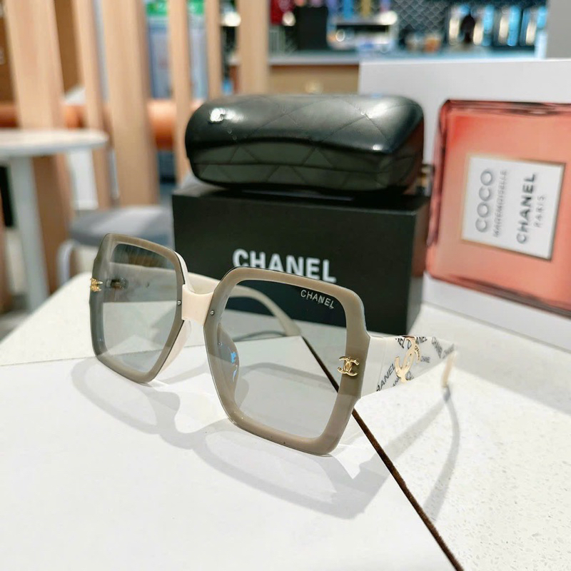 KÍNH ĐỔI MÀU NỮ CHÀ NEO TRÒNG POLI CHỐNG UV ĐI NGÀY ĐÊM