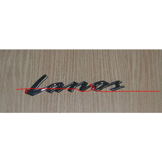 Chữ nổi Lanos được dán phía sau xe Daewoo Lanos