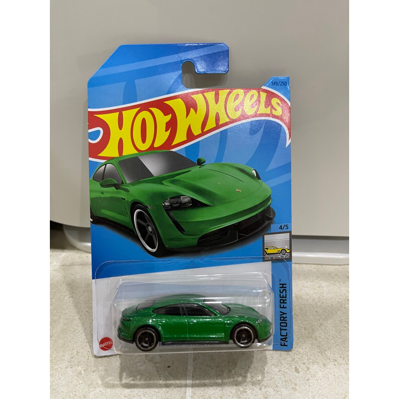 Xe mô hình đồ chơi cơ bản Hotwheels 1:64 - Porsche Taycan Turbo S