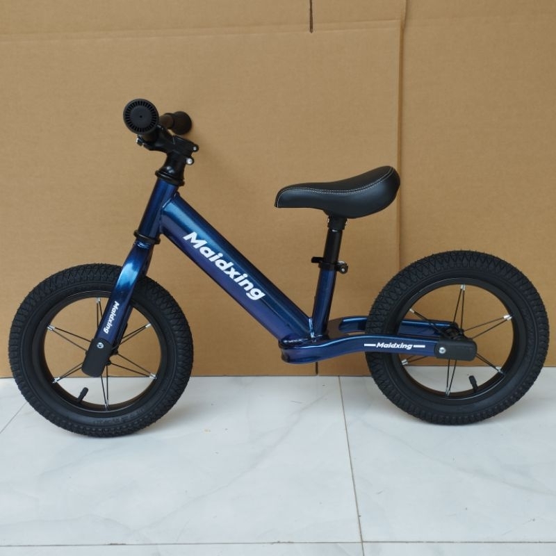 xe thăng bằng bánh hơi cho bé từ 2,5-6 tuổi