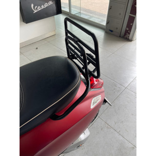 Ba ga sau xe vespa Sprint Primavera LX.
