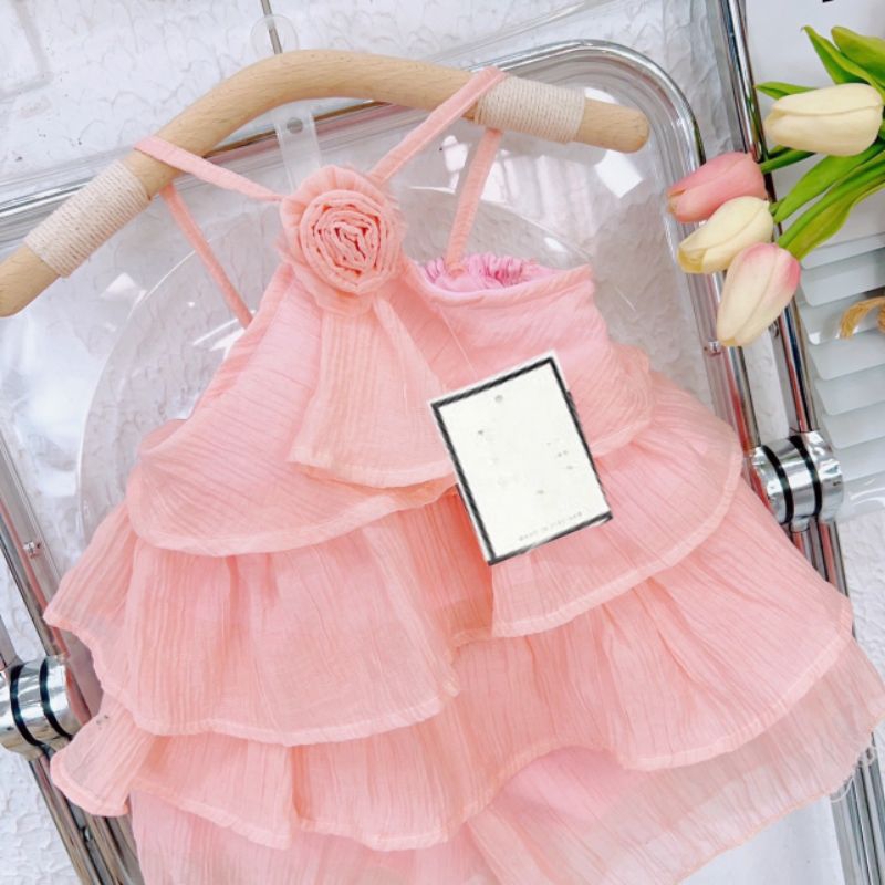 Bộ  yếm kết bông hoa xếp tâng xinh xắn bé gái