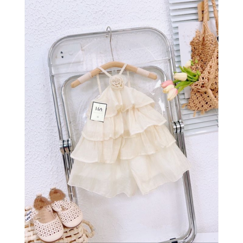 Bộ  yếm kết bông hoa xếp tâng xinh xắn bé gái
