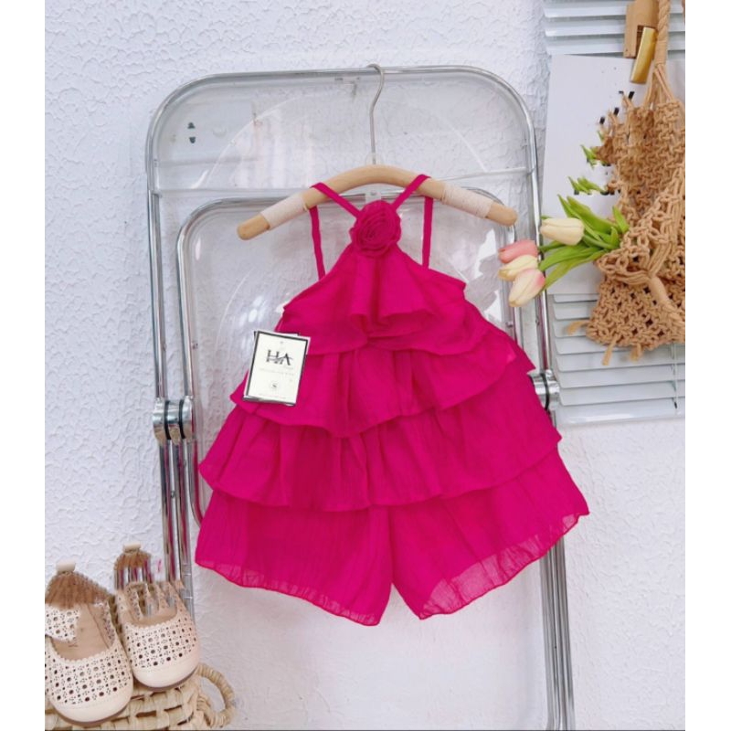 Bộ  yếm kết bông hoa xếp tâng xinh xắn bé gái