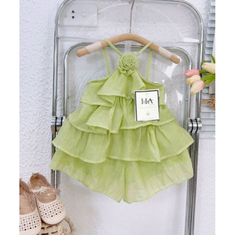 Bộ  yếm kết bông hoa xếp tâng xinh xắn bé gái