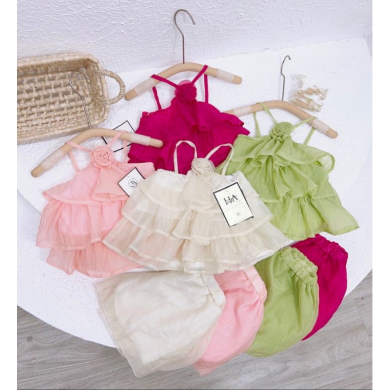 Bộ  yếm kết bông hoa xếp tâng xinh xắn bé gái