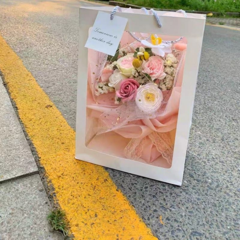 Túi giấy mặt kính đựng bó hoa, quà tặng sang trọng 25x 35cm.