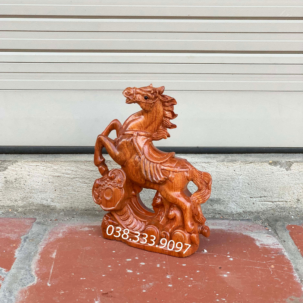 Tượng linh vật con ngựa tuổi ngọ cao 15cm và 20cm được làm bằng gỗ hương nguyên khối