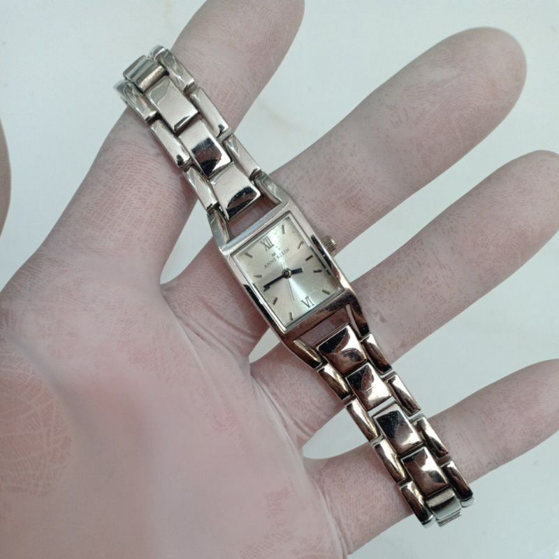 đồng hồ si nữ tank máy thụy hiệu ANNE KLEIN màu bạc dạng lắc tay