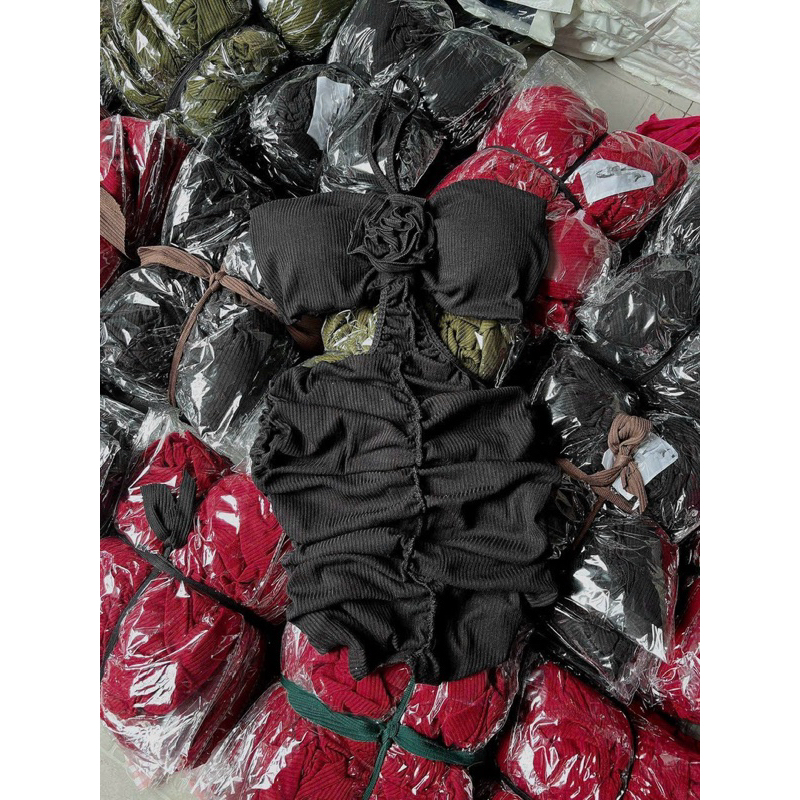 Đầm Body Yếm Nhún Gắn Hoa Hồng Khoét Eo Chất Gân Tăm Dày Dặn