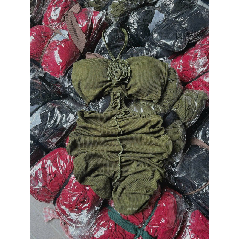 Đầm Body Yếm Nhún Gắn Hoa Hồng Khoét Eo Chất Gân Tăm Dày Dặn