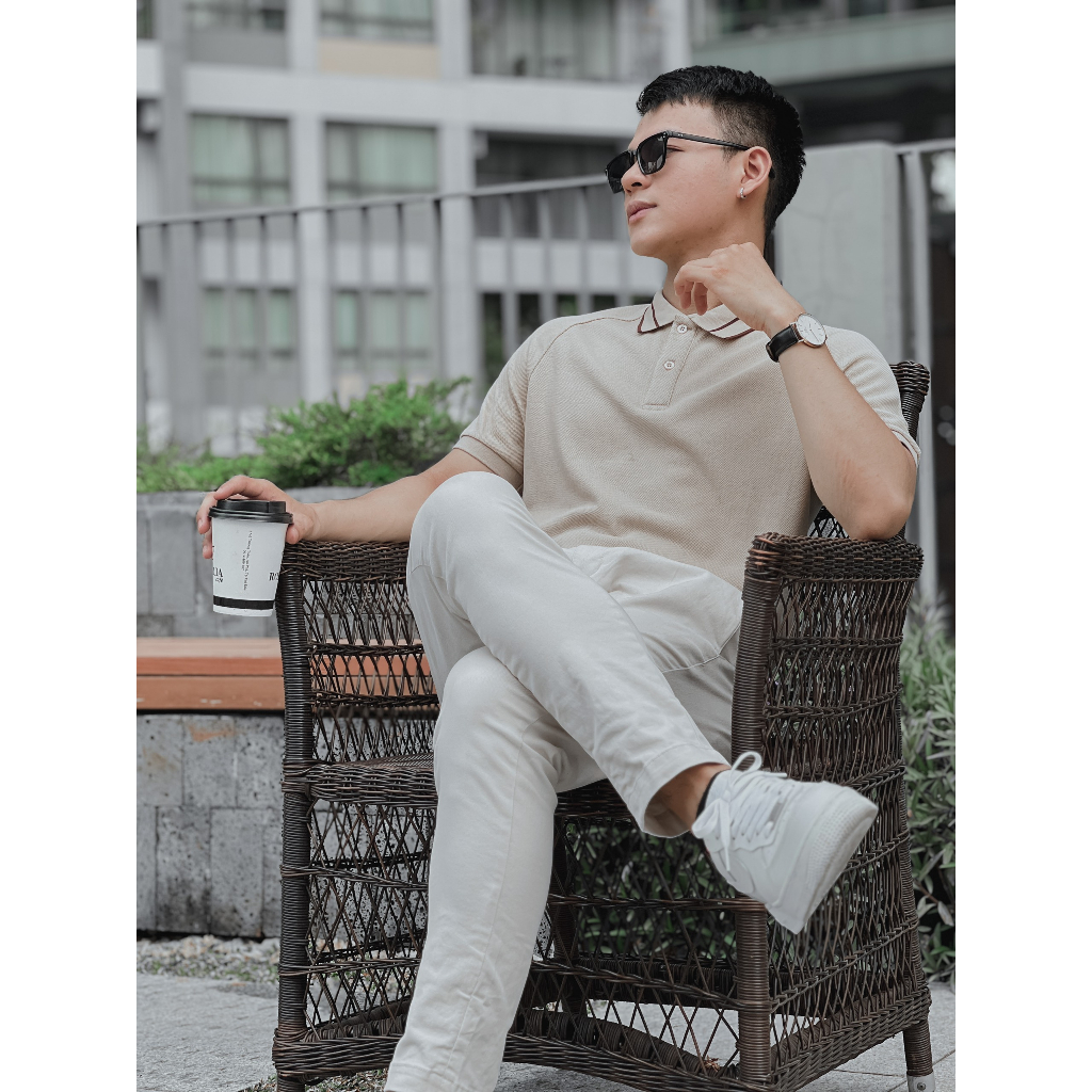 Áo polo nam màu be kết hợp cùng bo cổ sọc nâu