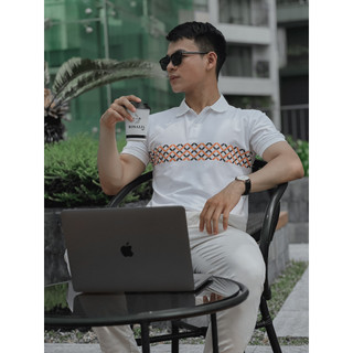  Áo polo trắng họa tiết in lụa vàng đen, đứng form, vải CVC dày dặn, cá tính