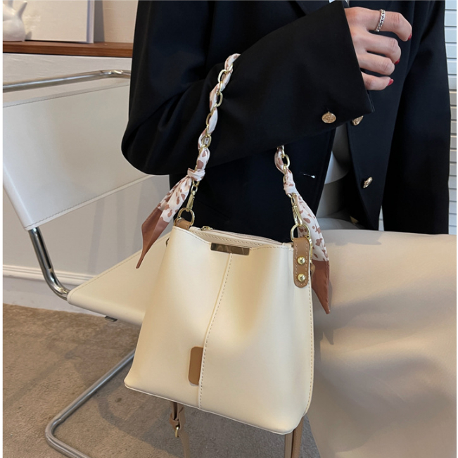 Túi đeo chéo trơn dây xích sang chảnh lịch sự PT03 size 21,5x20x11,5cm