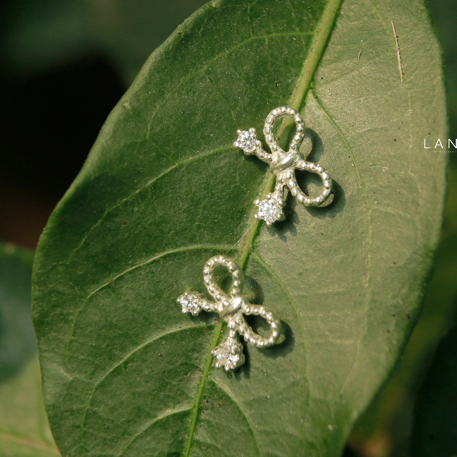 Khuyên nơ xoắn đuôi đá tròn E407 LANN