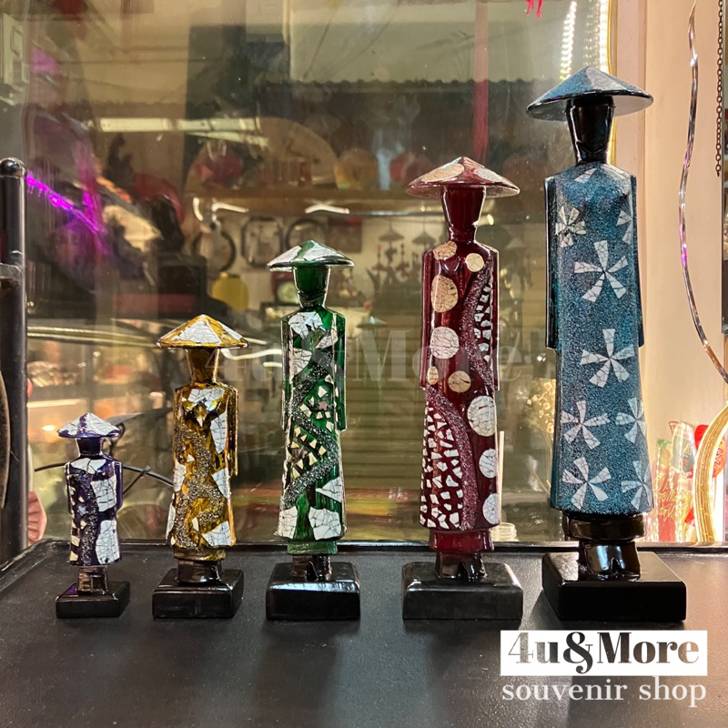 Tượng gỗ sơn mài khảm trứng cô gái áo dài nón lá hoạ tiết hoa, chấm bi trang trí