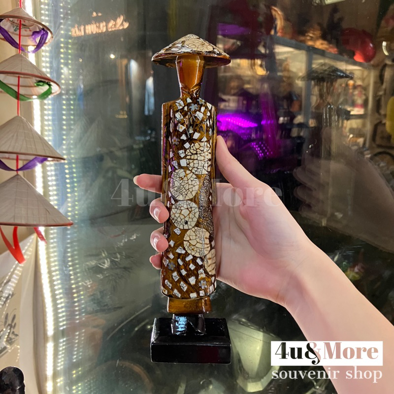 Tượng gỗ sơn mài khảm trứng cô gái áo dài nón lá hoạ tiết hoa, chấm bi trang trí