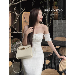 Đầm midi body kem vân sọc dệt bẹt vai nơ ngực kèm mút