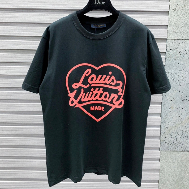 Áo thun LV  in hình trái tim cao cấp Áo thun LV in hình nam nữ hottrend mới nhất | BigBuy360 - bigbuy360.vn