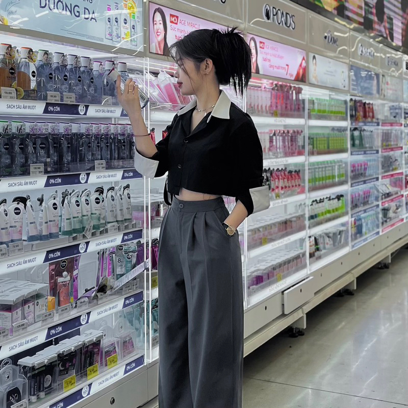 Áo sơ mi croptop vạt lệch đen phối trắng