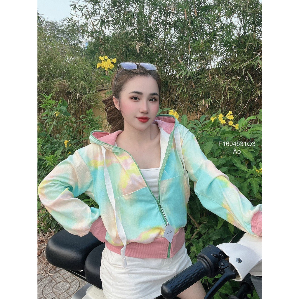 Áo khoác thun gân loang màu có 2 túi trong. Dây kéo hết nón