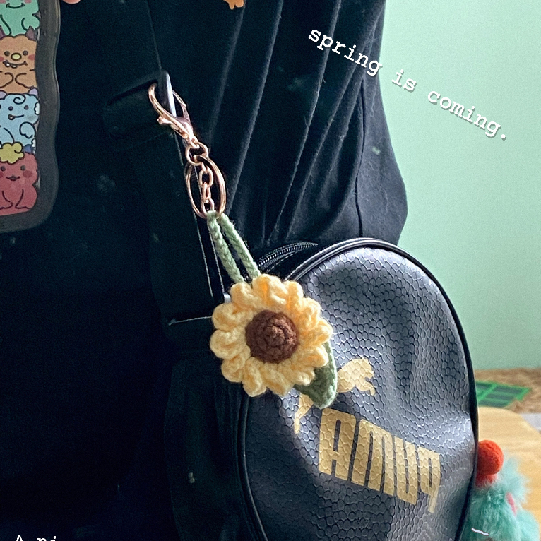 Móc khoá càng cua lớn kèm khoen màu gold làm thủ công, móc thú màu gold | Xiaoxing's Yarn