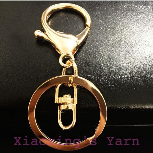 Móc khoá càng cua lớn kèm khoen màu gold làm thủ công, móc thú màu gold | Xiaoxing's Yarn