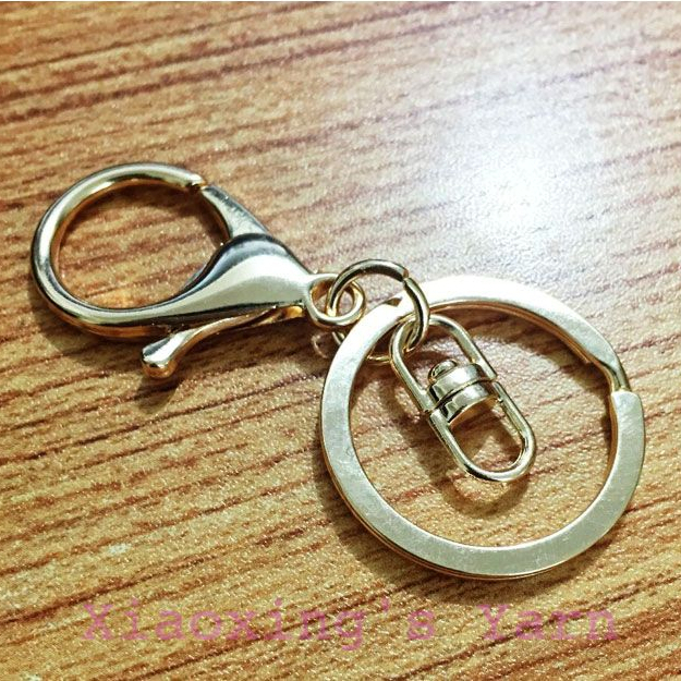 Móc khoá càng cua lớn kèm khoen màu gold làm thủ công, móc thú màu gold | Xiaoxing's Yarn