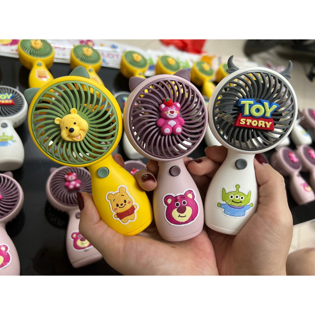 Quạt Mini Cầm Tay Gấu Dâu Pin Siêu Khỏe Có Cổng sạc USB Tặng Sticker