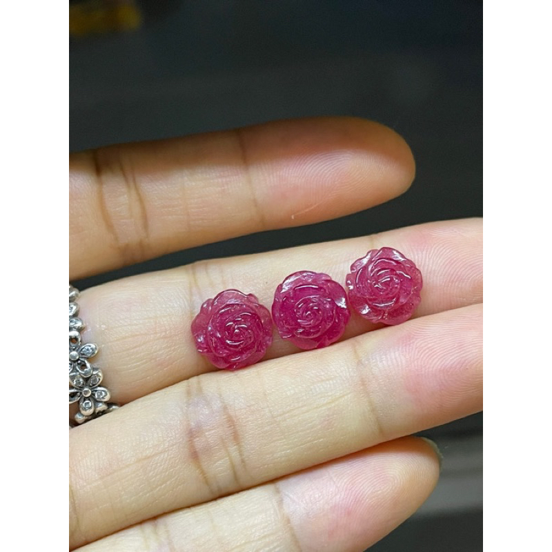 Hoa mẫu đơn ruby trang trí mặt dây hoặc nhẫn