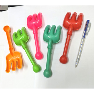 Đồ chơi cát 2 cây cào bằng nhựa dài 16,5cm cho bé chơi cát.