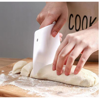 Miếng cắt bột vét bột bằng nhựa có 3 size để lựa chọn