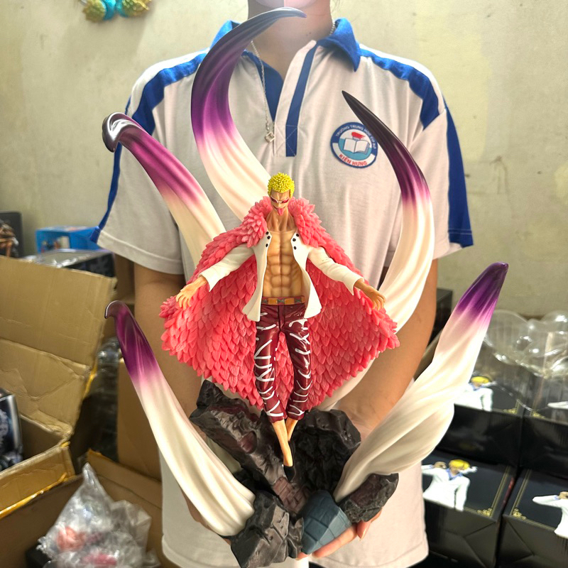 Donquixote Doflamingo dáng đứng cười ngạo nghễ 2 đầu hoán đổi