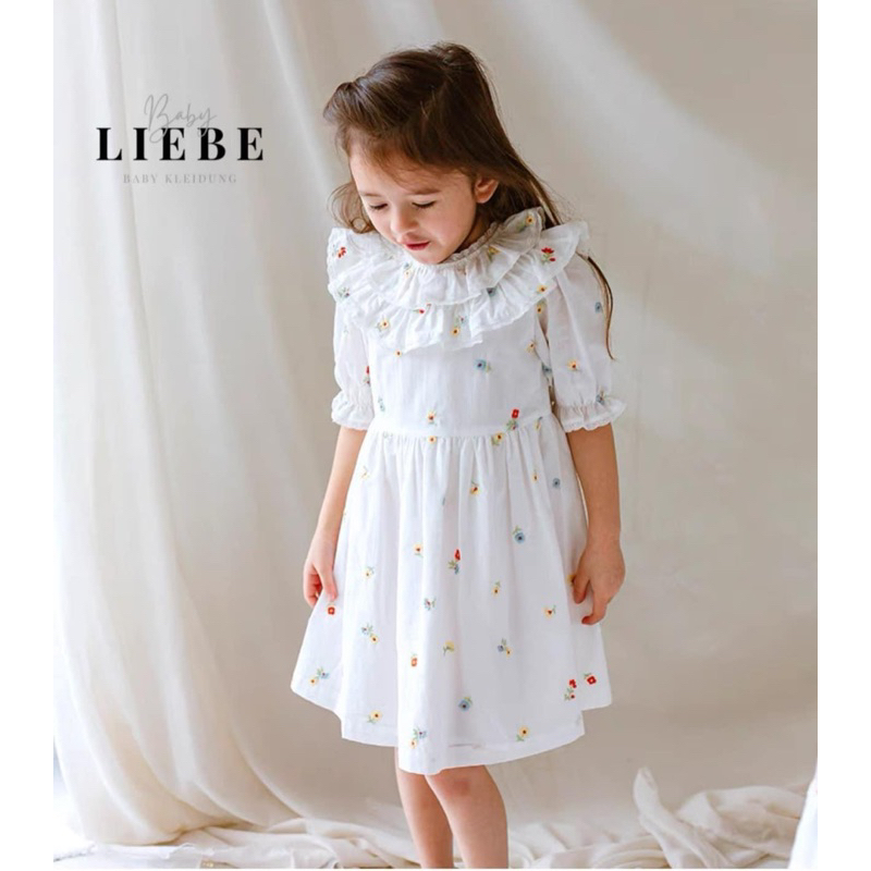 Váy trắng thêu hoa cúc