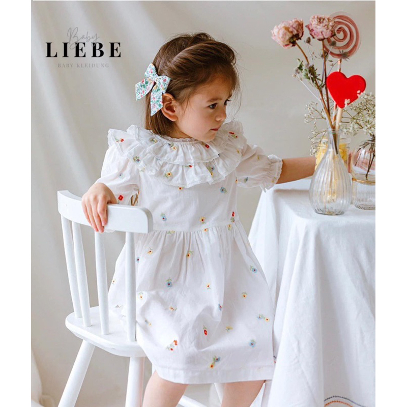 Váy trắng thêu hoa cúc