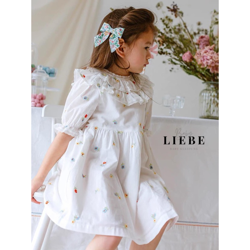 Váy trắng thêu hoa cúc