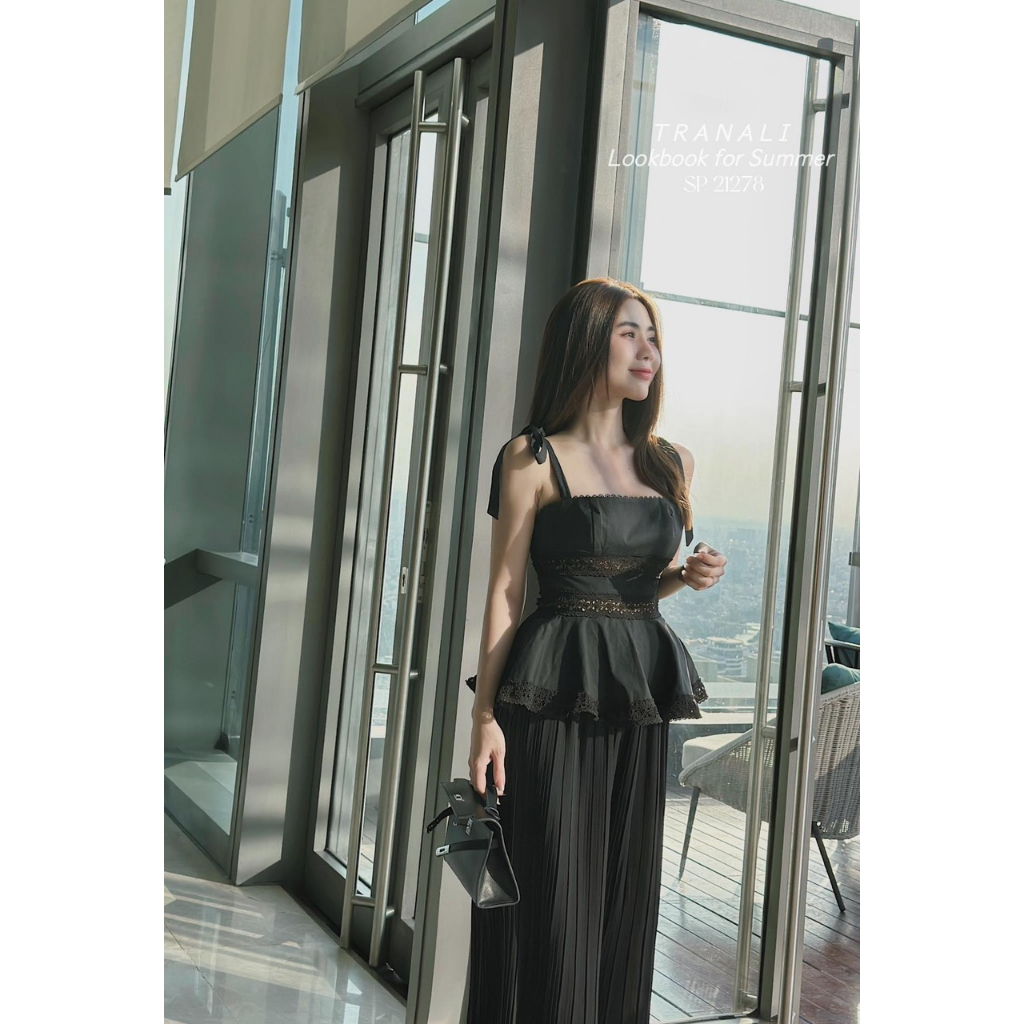 Set áo + quần . Có 1 màu. KÈm hình chụp thật 100%. Size dưới 54kg vừa. Đơn giản mà đẹp. Mua nhanh kẻo hết nha