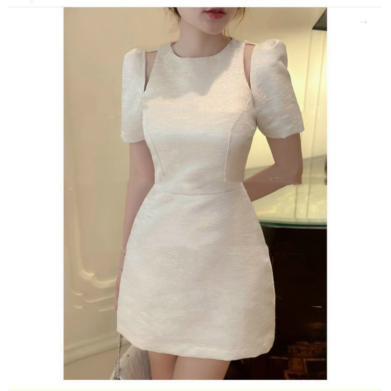 Đầm trắng đen khoét vai đính đá hoa