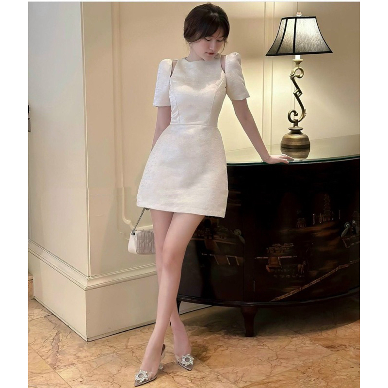 Đầm trắng đen khoét vai đính đá hoa